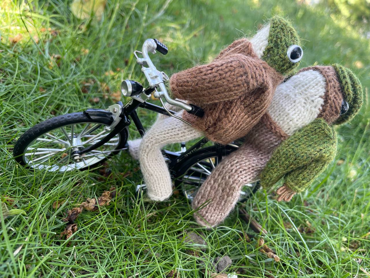 Knitted frog and toad, posing frog friends as book lovers toddler gift