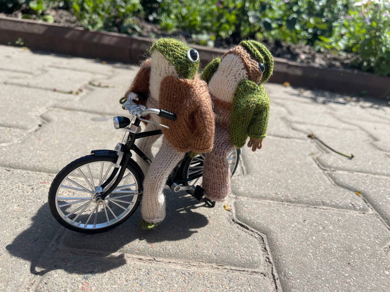 Knitted frog and toad, posing frog friends as book lovers toddler gift