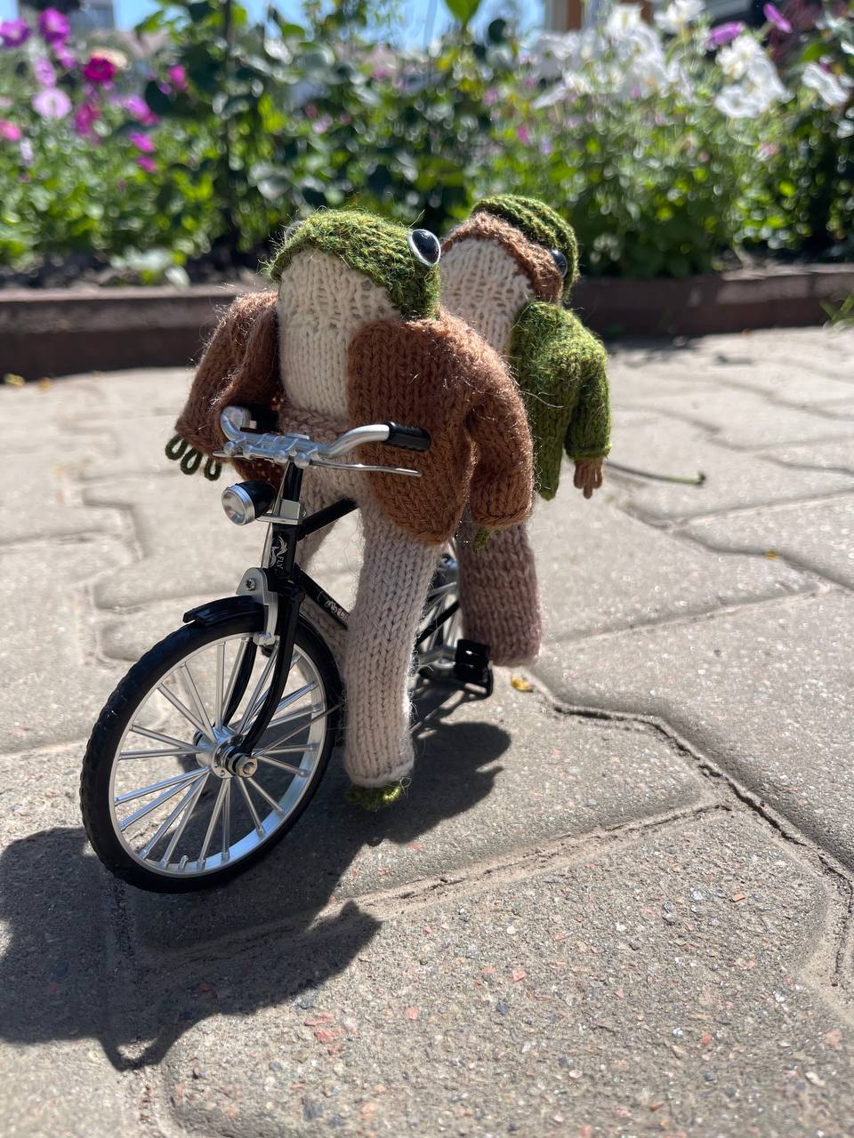 Knitted frog and toad, posing frog friends as book lovers toddler gift