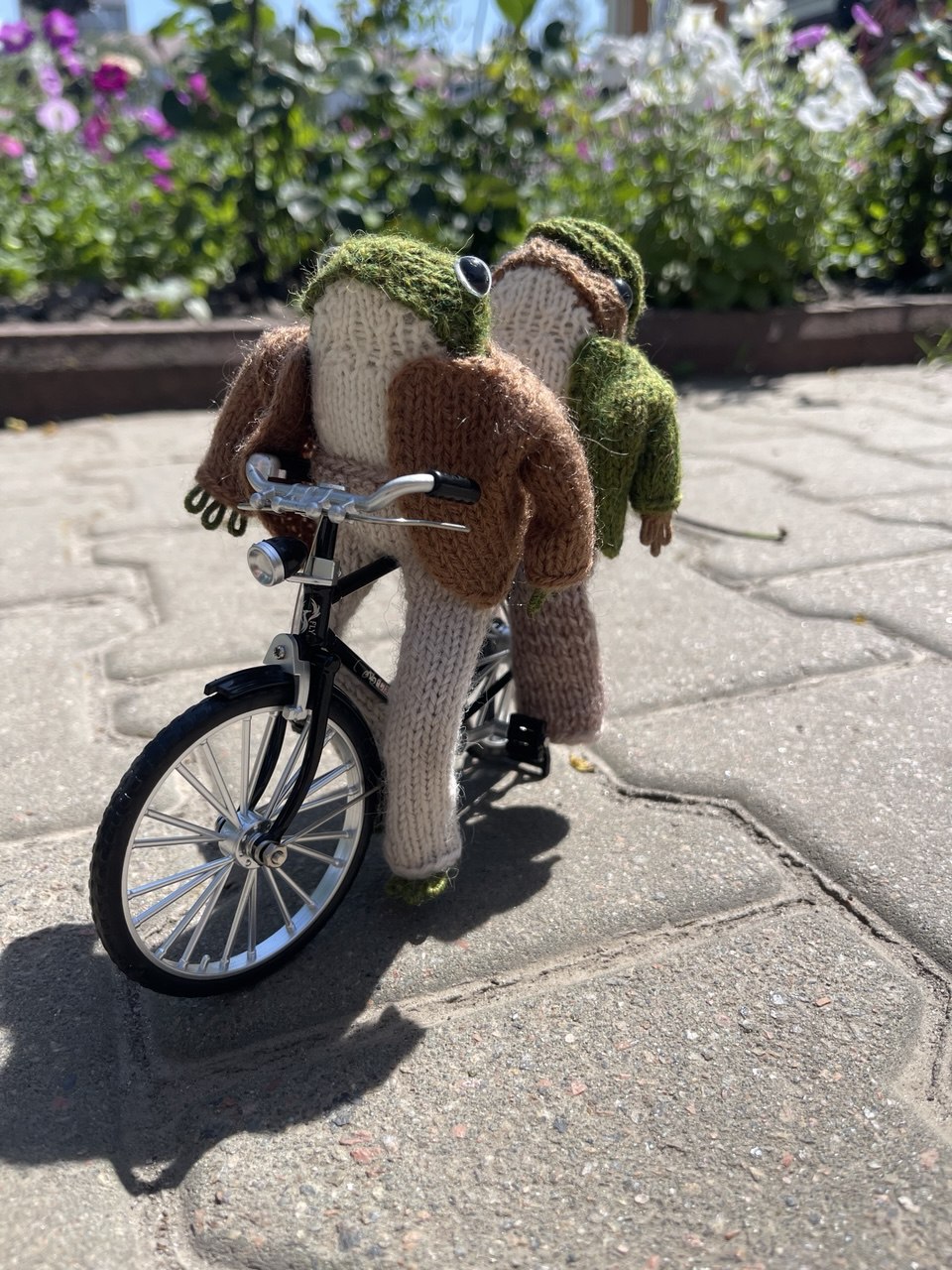 Knitted frog and toad, posing frog friends as book lovers toddler gift
