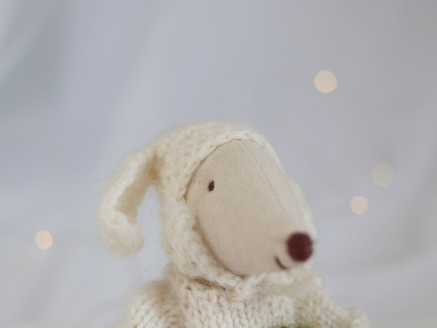 Knitted Maileg Mouse hat with a soft texture on a light gray background
