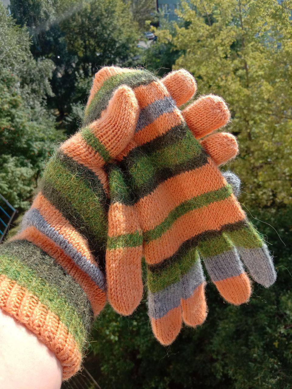 Coraline gloves hand knitted with alpaca wool - Gloves for woman - Green Orange gray wool gloves