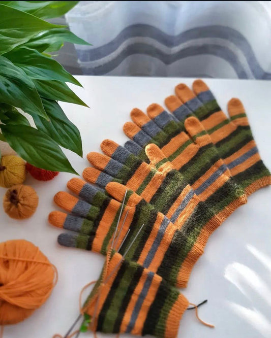 Coraline gloves hand knitted with alpaca wool - Gloves for woman - Green Orange gray wool gloves
